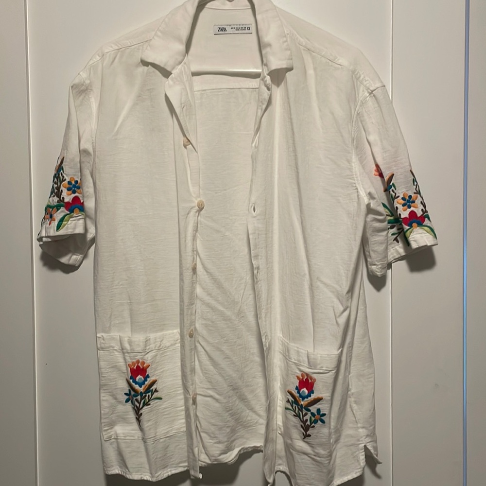 Zara White Casual Button Down Shirt with Floral Embroidery